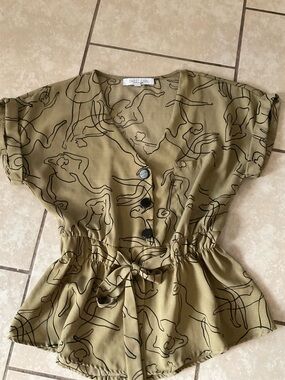 Sweet Rain Olive Button-Front Tie-Waist Blouse with Black Abstract Print